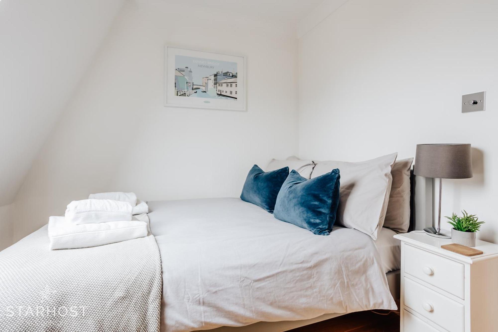 Central 3 Bed Apartment At Regents Court, Newbury Newbury  Exterior photo
