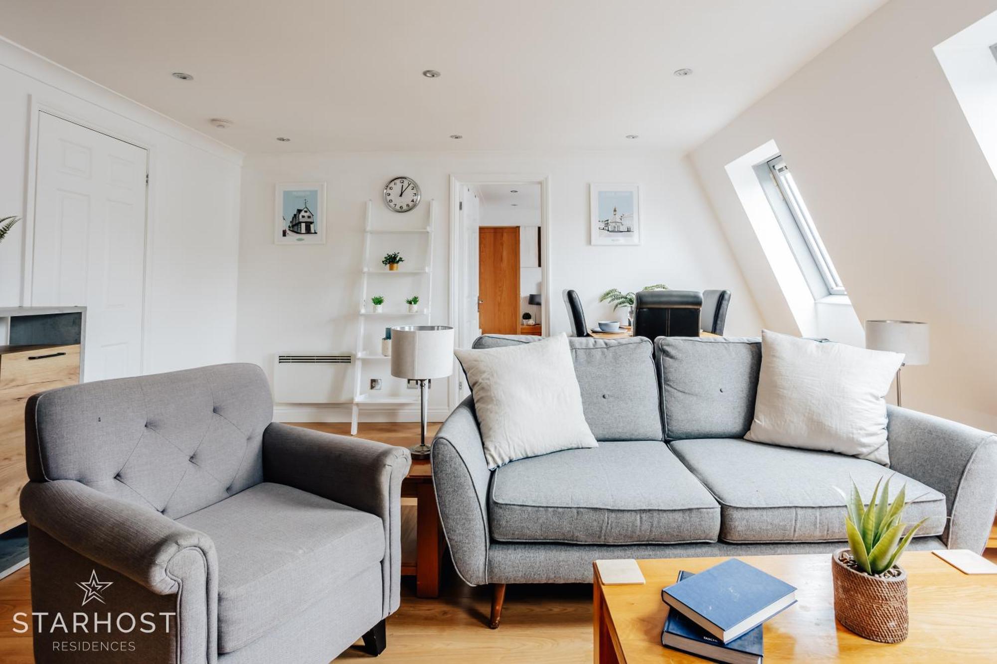 Central 3 Bed Apartment At Regents Court, Newbury Newbury  Exterior photo